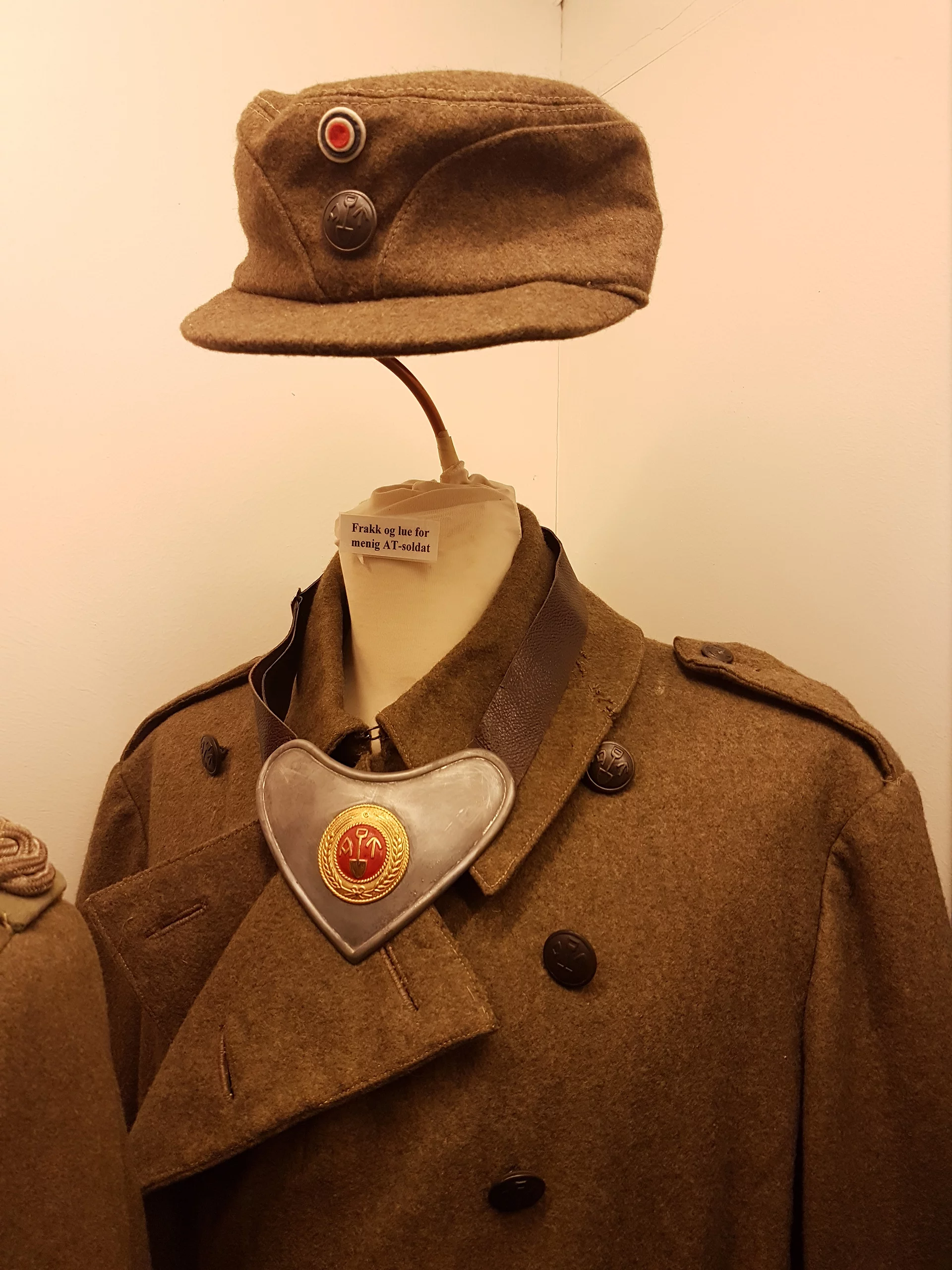 AT soldat med vaktskilt