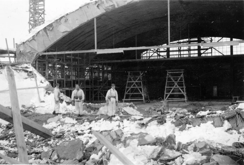 Vurderes også som bildeinnslag i 9.april fortellingen. Tekst: Hangar på Bardufoss etter tysk flyangrep mai 1940. Soldatene er fra IR 15 1st.bat.
