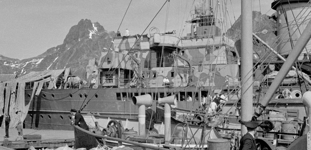 Det tyske moderskipet Tsingtau ligger våren 1941 i Svolvær.