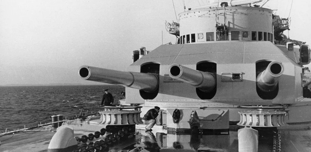 Hvis vi lar LW lastebilen være nr. 16 så blir dette nr. 17 i Historiske bilder. Forslag til tekst: Den tyske krysseren Lützow som lå i Bogen sammen med slagskipet Tirpitz sommeren 1942.