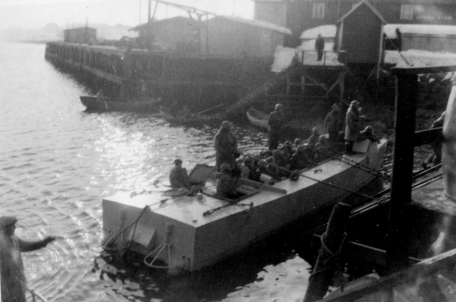Engelsk landgangsbåt ved fergekaia Svolvær 4.3.41
