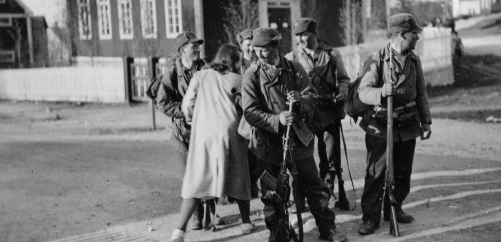 Norske soldater gratuleres 28.mai 1940 etter gjenerobringen av Narvik.