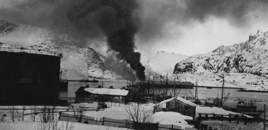 Fabrikkskipet Hamburg senkes under Lofotraidet 4.mars 1941.  Det ligger der fremdeles på 18 m dyp.