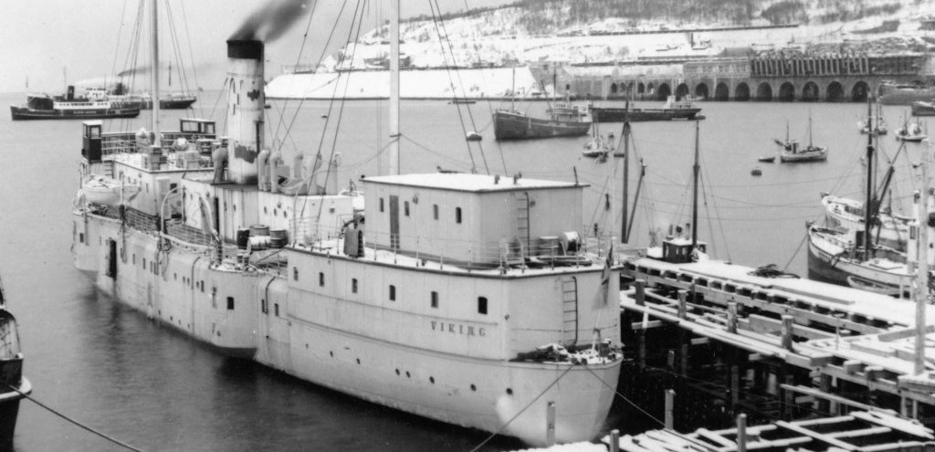Det norske hospitalskipet (som var et gammelt panserskip...) Viking ble beslaglagt av tyskerne. Her ligger det i Narvik med tyske pasienter.