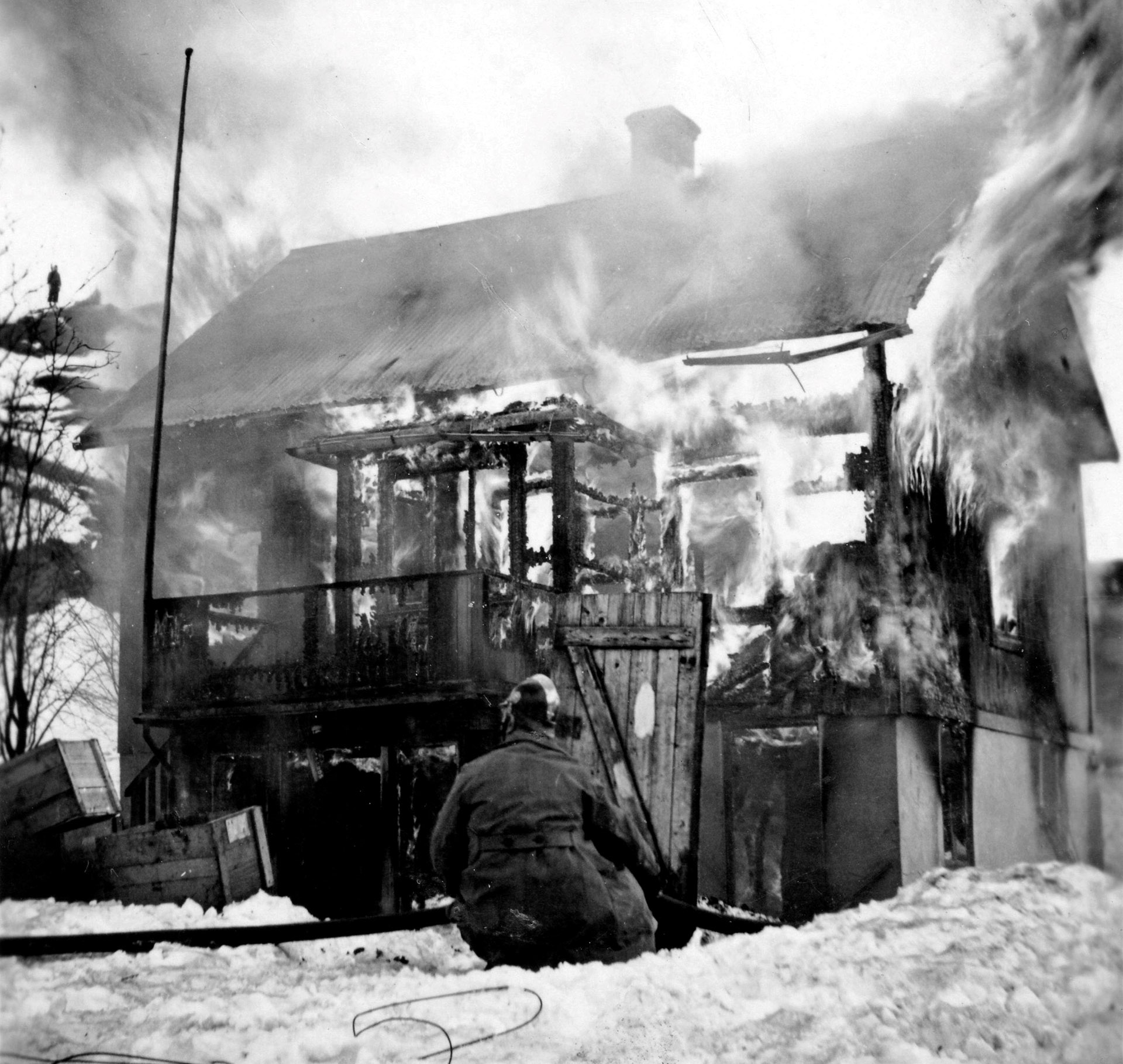 Jansen huset brennes etter Lofotraidet - Kopi