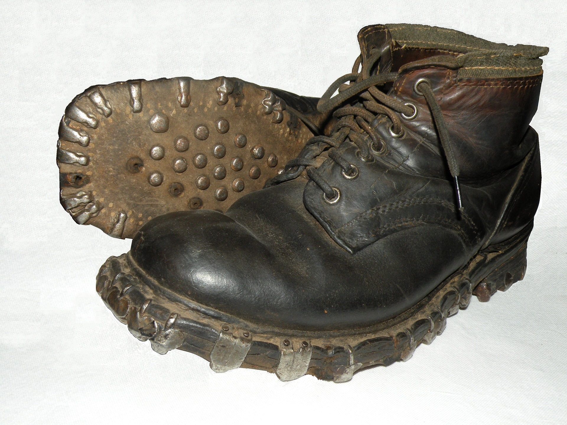 Tyskerne hadde noen forferdelige sko med jernknaster. Når man marsjerte gav disse støvlene en veldig larm. Verst var Gebirgsjägerne - de tyske alpejegerne.  Etter krigen måtte det legges nye gulv i hus som de hadde oppholdt seg i.  Skoene hadde bokstavelig "spist" opp gulvplankene.