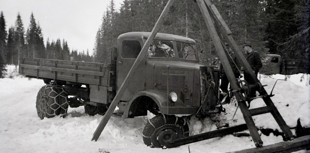 Tyskerne hadde utrolig mange trafikkuhell under krigen. Her er det Luftwaffe som har havnet i grøfta.