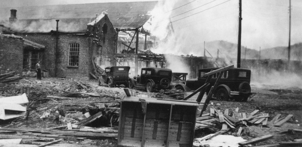En lang rekke byer ble bombet og nesten utslettet av Luftwaffe. Dette er Namsos som brenner.