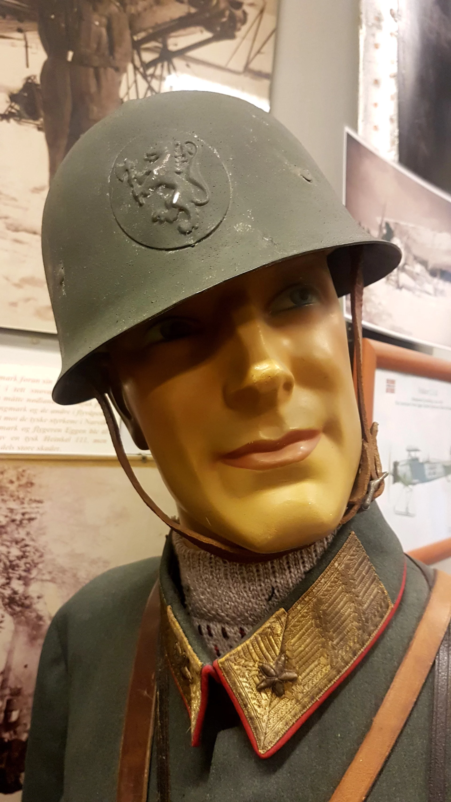 Norsk general med offisershjelm 1940