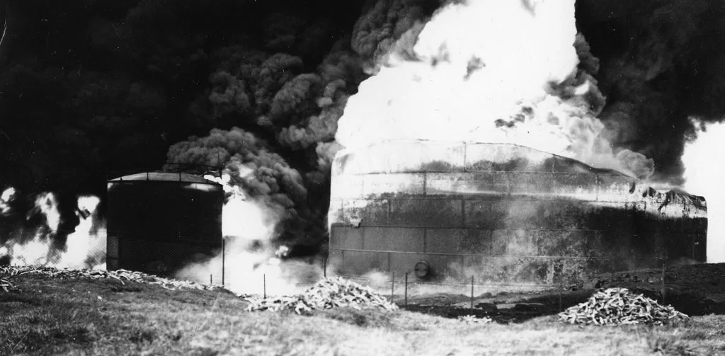 Oljetankene til Shell brenner i Svolvær etter tysk bombeangrep 7.juni 1940