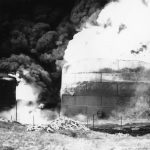 Oljetankene til Shell brenner i Svolvær etter tysk bombeangrep 7.juni 1940