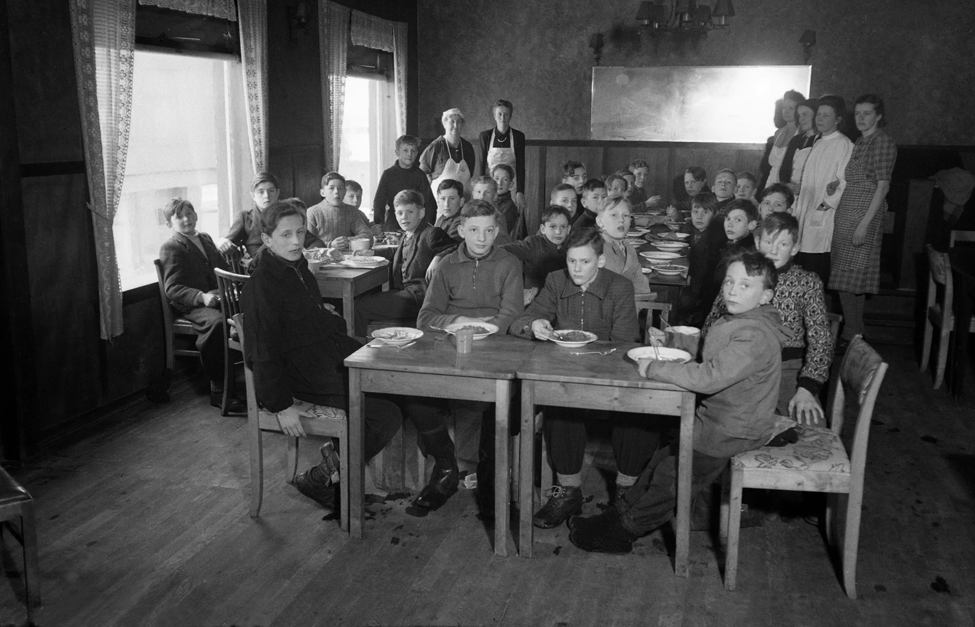 Svensksuppen inntas på Iris i Svolvær 1944