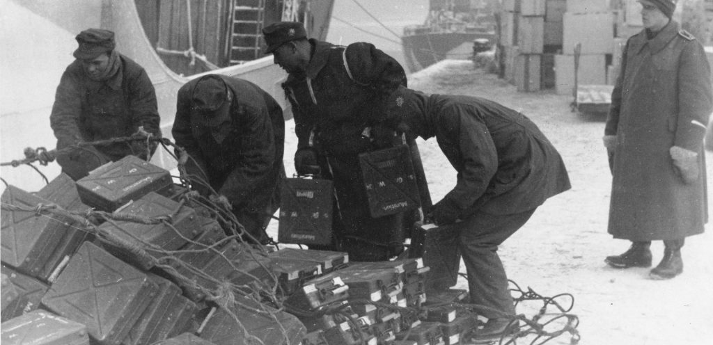 Tyske alpejegere får kasser med håndgranater  etter Lofotraidet 4.mars 41.
Foto fra dampskipskaia i Svolvær.