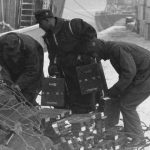 Tyske alpejegere får kasser med håndgranater  etter Lofotraidet 4.mars 41.
Foto fra dampskipskaia i Svolvær.