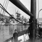 Har fikset litt på det slik at skal være "broadscreen". Dette bilde kommer da etter Lützow i historiske bilder. Forslag til kort tekst:
Tirpitz ligger i Bogen sommeren 1942. Gutten i fraktebåten er Jack Holmlund fra Narvik.