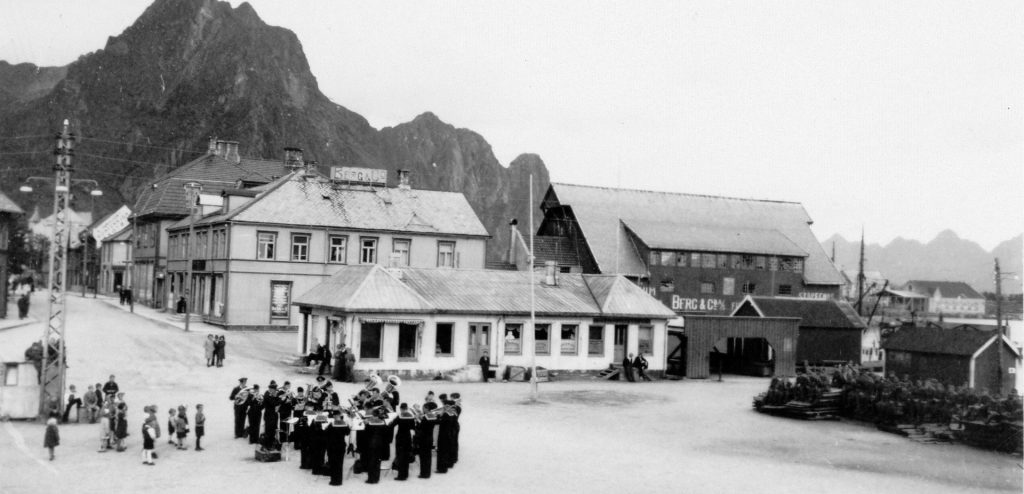 Tysk Platz konsert aug.1944 torget i Svolvær Lite tilhørere