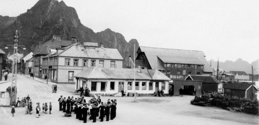 Tysk Platz konsert aug.1944 torget i Svolvær Lite tilhørere
