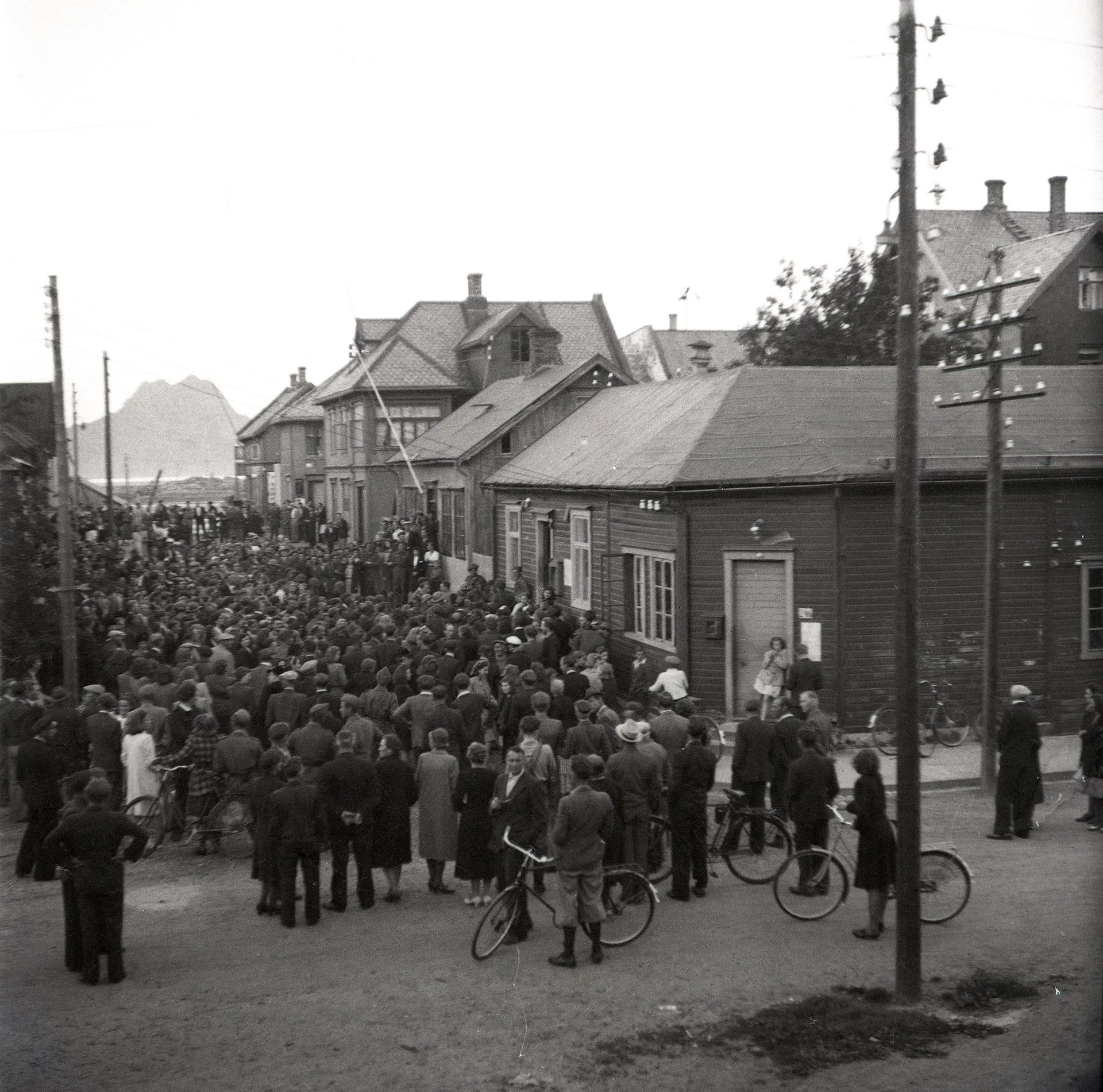 Url og Gross bringes tilbake juni 1945