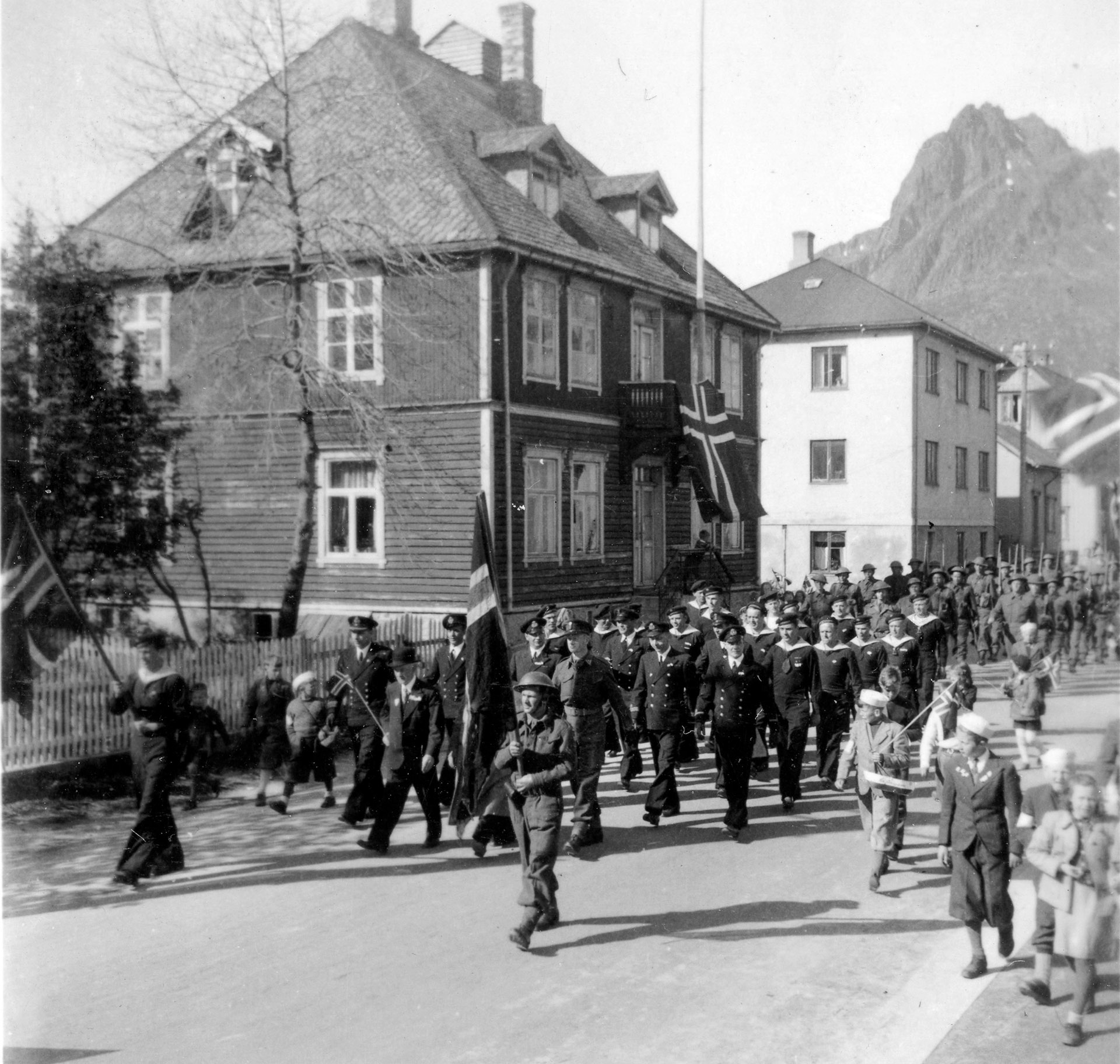 å 7.juni 1945 i Svolvær. NS huset i bakgrunnen...