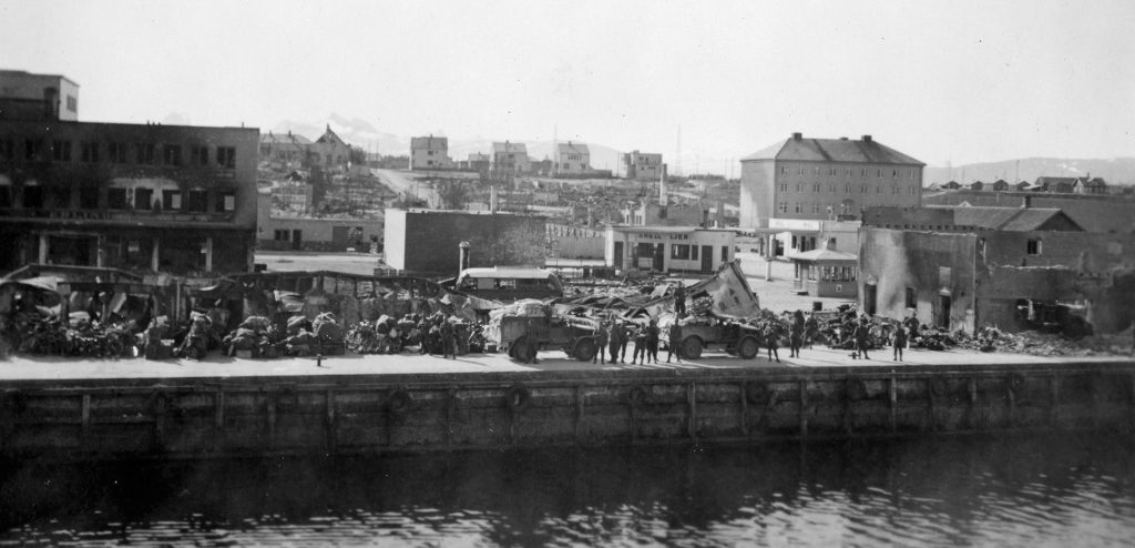 Bodø havn 2.v.krig. Tysk utsyr venter på utskipningi