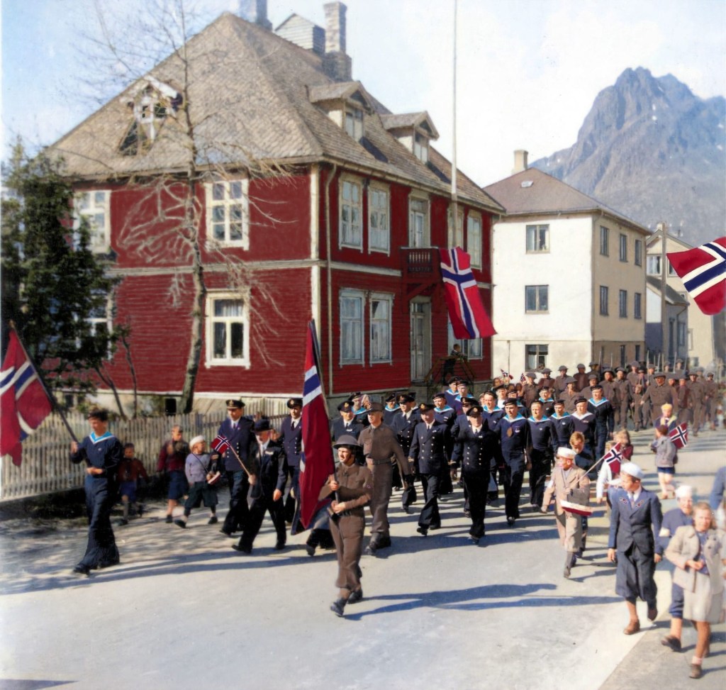 7-juni--1945-parade-i-Svolvær---Farger-William-Hakvaag