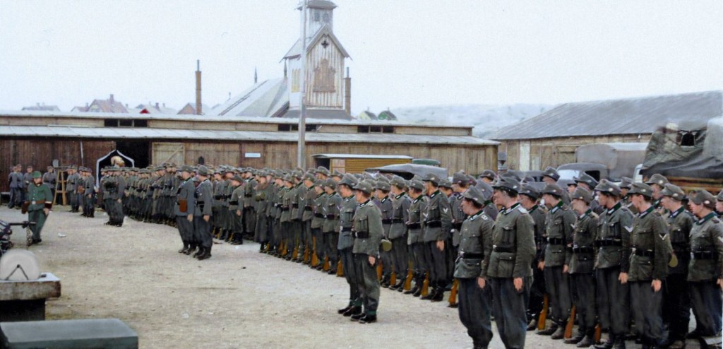 Oppstilling-før-avmasj-mot-øst-fra-Kirkenes-22-juni-1941